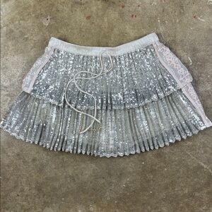 Flannel America Silver Sequin Pleated Skirt
Sz: 1